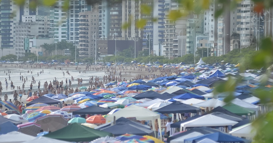 Após banhistas atolarem na Praia Central, 'areia movediça' acende