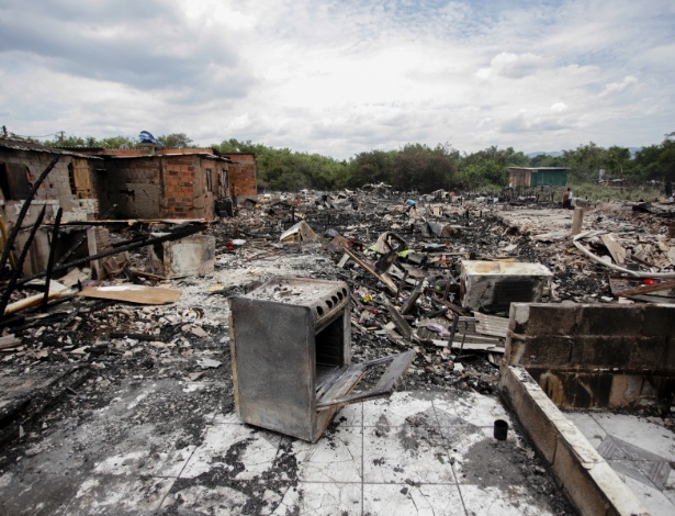 Cerca de 500 moradias foram destruídas por um incêndio na comunidade no bairro Cachoeira, no Guarujá, litoral de São Paulo - Davi Ribeiro/Foto Arena/Estadão Conteúdo 