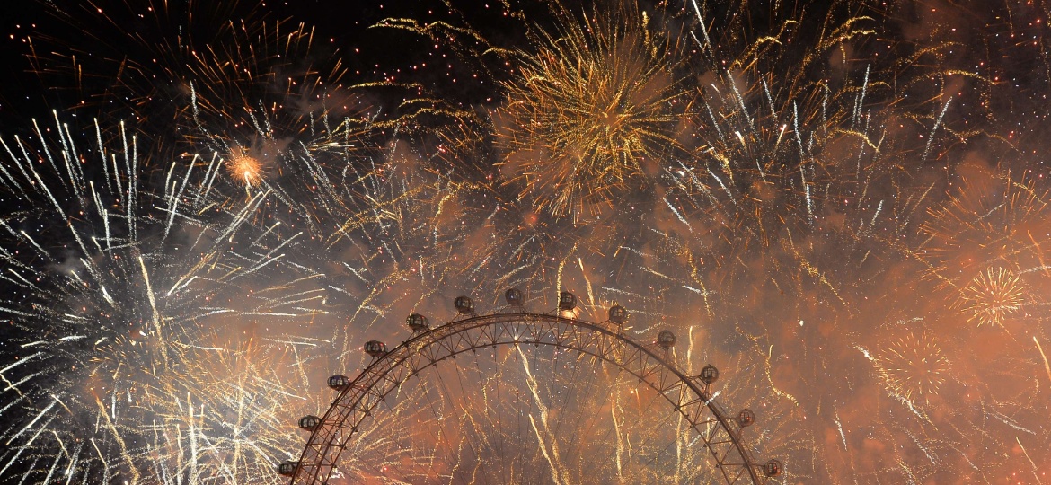 1º.jan.2014 - Fogos de artifício explodem atrás da roda gigante London Eye, em Londres, durante as celebrações de Ano Novo no centro da capital britânica, nesta quarta-feira (1º) - Leon Neal/AFP