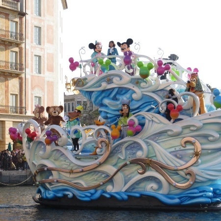 Personagens da Disney acenam no parque temático em Tóquio, Japão - Yang Ting/Xinhua