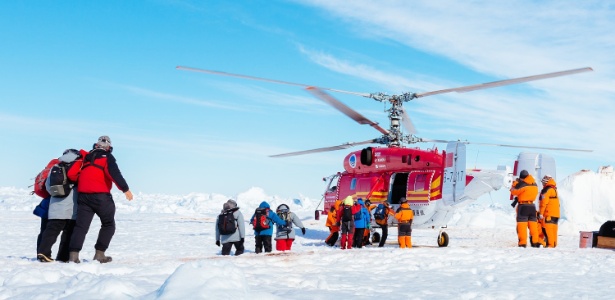 Resgate dos passageiros de um navio russo que está preso no gelo próximo à Antártida desde a véspera do Natal - Andrew Peacock/Footloose Fotography/AFP
