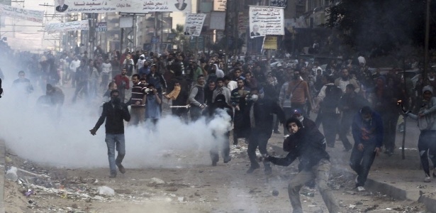 Manifestantes islâmicos jogam pedras e outros objetos contra a polícia durante confrontos em janeiro no Cairo, Egito