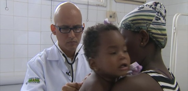 O médico cubano Isoel Gomez Molina, na periferia de Feira de Santana, na Bahia - BBC