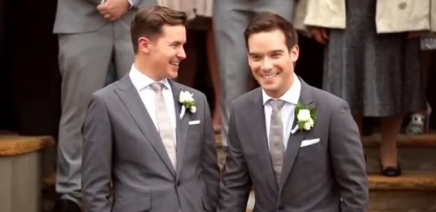 Trecho da campanha publicitária da Coca-cola mostra casamento de dois homens; cena foi removida do filme veículado na Irlanda - Reprodução