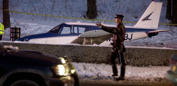 Avião faz pouso de emergência em estrada movimentada nos EUA - BBC