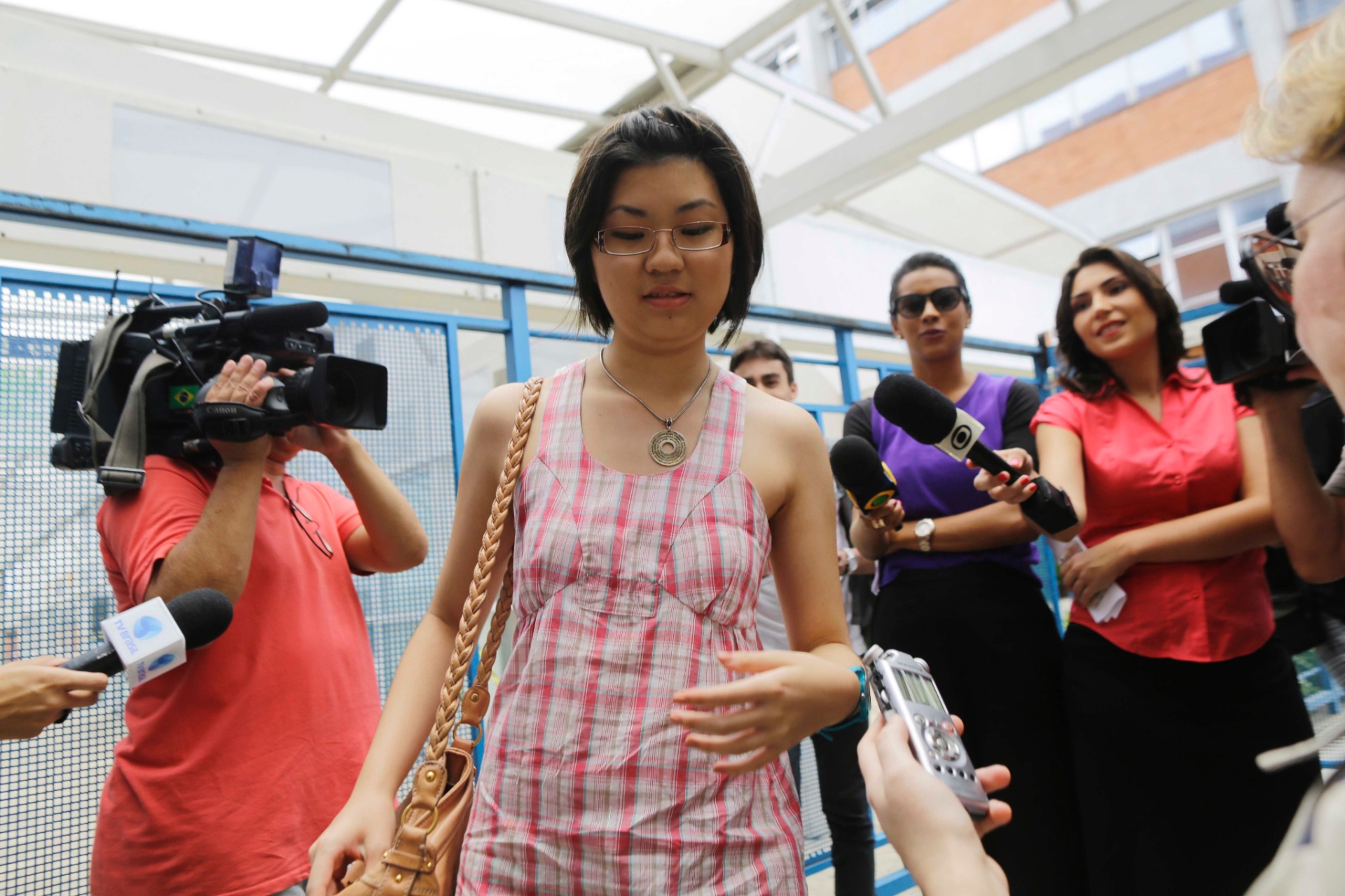 5.jan.2014 - Candidata chegou atrasada na Universidade de Mogi das Cruzes (UMC), campus Villa Lobos, para o início das provas da segunda fase da Fuvest, neste domingo (5) - Nelson Antoine/Foto Arena/Estadão Conteúdo