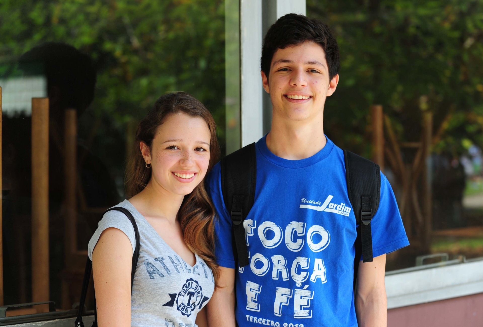 5.jan.2014 - Candidatos ouvidos pela reportagem do UOL se dizem tranquilos para o primeiro dia da segunda fase da Fuvest 2014. Hoje, eles respondem a dez questões de português e elaboram um redação. É o caso dos namorados Bruno Braga, 17, que presta direito e Giulia Tessitone, 17, que disputa uma vaga no curso de economia - Júnior Lago/UOL