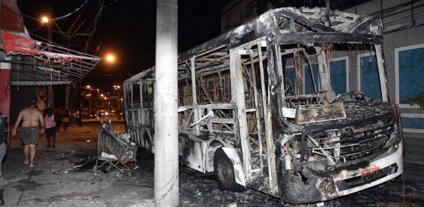 Em protesto, moradores da Mangueira queimaram um ônibus da linha 622 (Penha X Saens Peña) em um dos acessos à comunidade - Paulo Araújo/Agência O Dia/Estadão Conteúdo