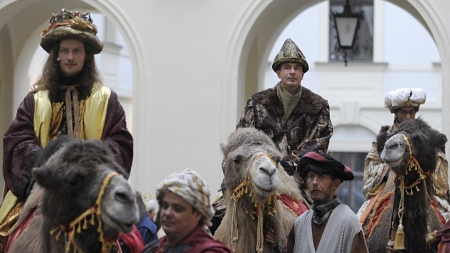 Homens montam camelos fantasiados como os Três Reis Magos para participar de uma procissão em Praga (República Tcheca) - Filip Singer/EFE/EPA