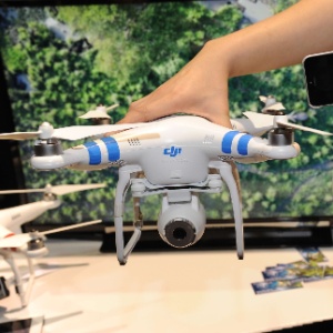DJI Innovations leva à CES 2014 seu drone (avião não tripulado) Phantom 2; gadget tem preço sugerido de US$ 1.199 (cerca de R$ 2.850) - Robyn Beck/AFP