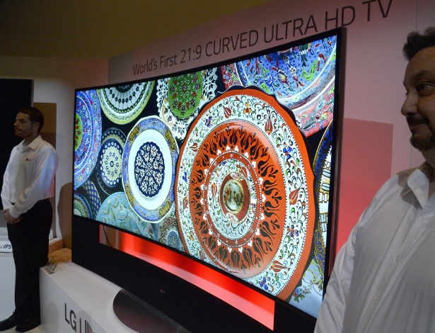 A LG apresentou na CES 2014 sua TV com design curvo de 105 polegadas - Michael Nelson/EFE