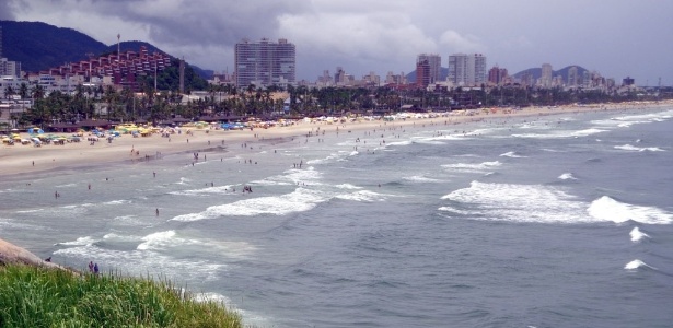 Assalto seguido de agressão aconteceu na praia da Enseada, em Guarujá, no litoral de SP - Rafael Motta/UOL