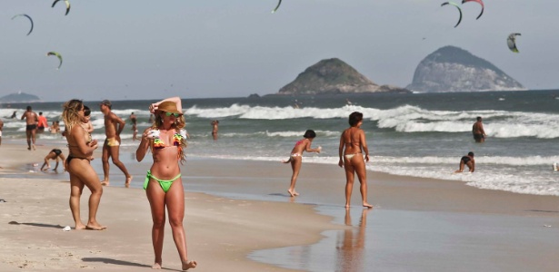 Banhistas aproveitam dia de sol na praia do Pepê, no Rio, que está imprópria para banho - Ariel Subirá/Futura Press/Estadão Conteúdo