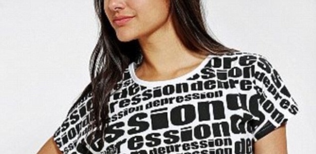 A rede Urban Outfitters voltou a causar polêmica nos Estados Unidos ao vender uma camiseta estampada com a palavra "depressão" em vários tamanhos. A rede teve que retirar da venda a camiseta após uma onda de críticas nas redes sociais por "tentar transformar em moda uma doença mental - Reprodução