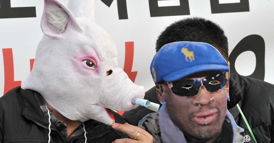 8.jan.2014 - Manifestantes sul-coreanos vestem máscaras de porco, simbolizando o líder norte-coreano, Kim Jong-Un, e do ex-jogador de basquete americano Dennis Rodman, durante protesto contra a Coreia do Norte, por ocasião do aniversário de 31 anos de Kim Jong-Un