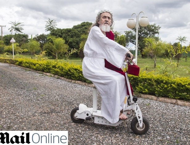 Inri Cristo passeia pela área do complexo de sua igreja, na periferia de Brasília. Inri vive com parte de seus seguidores no espaço  - Reprodução/Daily Mail