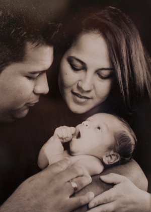 Marlise Munoz, 33, seu marido, Erick Munoz, 26, e o primeiro filho do casal, Mateo - Munoz Family/The New York Times