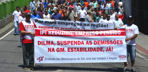Metalúrgicos fazem passeata até a Prefeitura de São José dos Campos (SP) contra demissões na GM - Lucas Lacaz Ruiz/Estadão Conteúdo