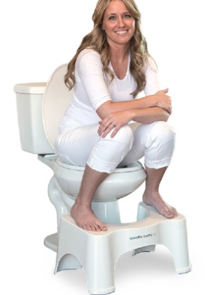 O banquinho acoplado ao vaso sanitário faz a pessoa ficar na posição de cócoras, ajudando a esvaziar o intestino por completo - Divulgação