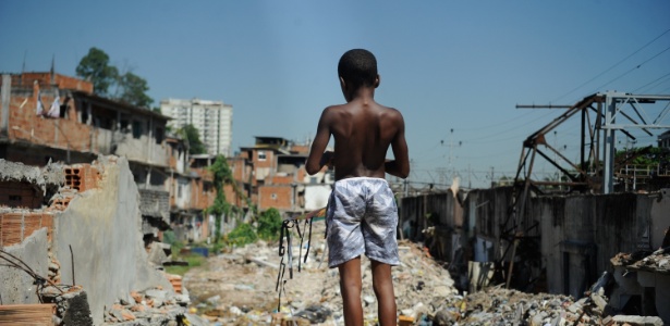 Criança observa entulho de casas demolidas perto do Maracanã meses antes da Copa - Tania Rego/Agência Brasil