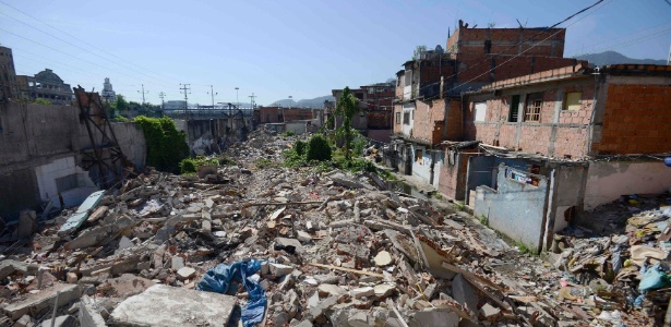 A prefeitura tenta, desde 2010, remover os moradores do local, vizinho ao Maracanã - Lucas Landau/Reuters
