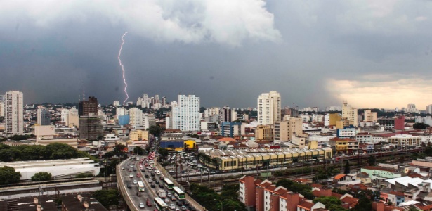 Raios atingem a zona oeste da cidade de São Paulo (SP), na tarde desta sexta-feira (10) - André Lucas Almeida/Futura Press/Estadão Conteúdo