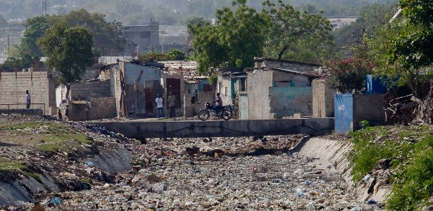 No bairro de Cité Soleil, em Porto Príncipe, um canal de escoamento de água é tomado por lixo. Um dos países mais pobres do mundo, o Haiti sofre com falta de infraestrutura, coleta de lixo, esgoto e abastecimento de água