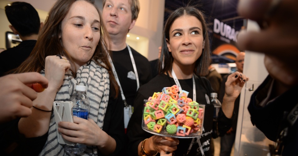 A impressora ChefJet Pro usa açúcar para produzir os doces coloridos acima, que foram oferecidos aos participantes da CES 2014. O público-alvo são confeiteiros que queiram imprimir objetos 3D coloridos com açúcar ou chocolate (para decoração, por exemplo). A máquina deve ser lançada ainda neste ano e tem preço sugerido de US$ 10 mil (aproximadamente de R$ 24 mil)