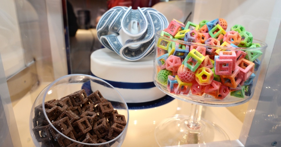 A impressora ChefJet Pro usa açúcar para produzir os doces coloridos acima, que foram oferecidos aos participantes da CES 2014. O público-alvo são confeiteiros que queiram imprimir objetos 3D coloridos com açúcar ou chocolate (para decoração, por exemplo). A máquina deve ser lançada ainda neste ano e tem preço sugerido de US$ 10 mil (aproximadamente de R$ 24 mil)