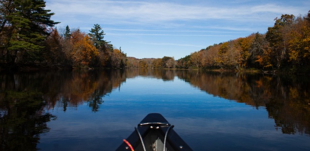 Barco percorre o rio Penobscot, que corta a floresta ao norte do Maine, nos Estados Unidos - Craig Dilger/The New York Times