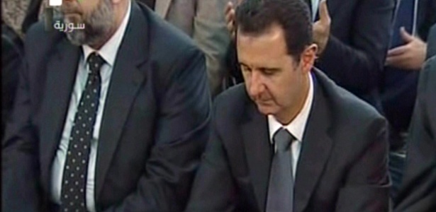 Bashar al Assad, presidente da Síria, fez no domingo (12) uma rara aparição pública, transmitida pela TV