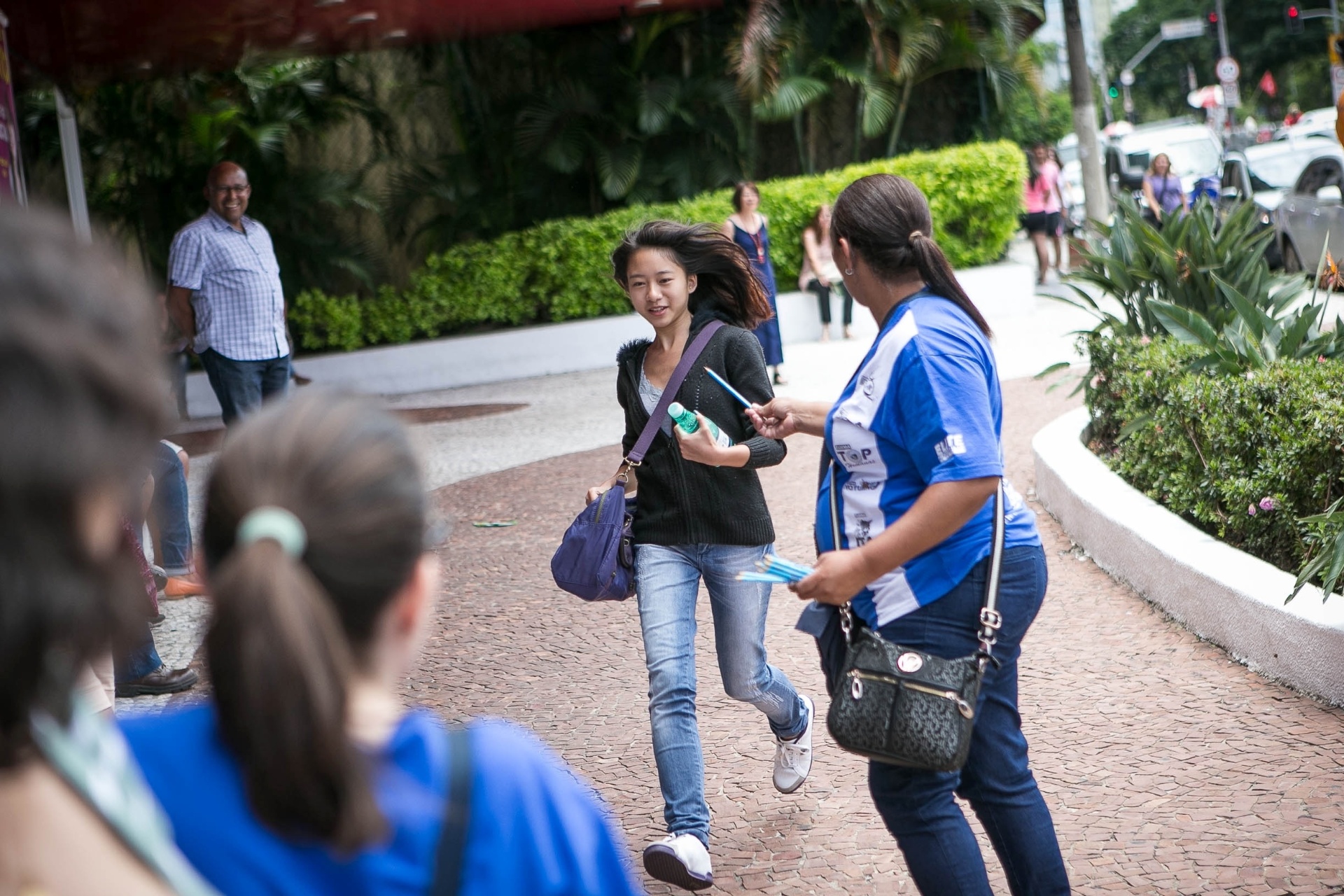 12.jan.2014 - Candidata corre para entrar a tempo em local de prova da segunda fase da Unicamp em São Paulo; o UOL terá correção comentada das questões - Rodrigo Capote/UOL