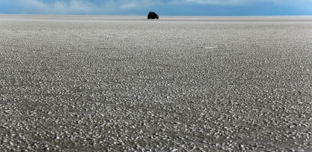 Carro cruza o salar do Uyuni, na Bolívia, durante o rally Dakar de 2014 - Jean-Paul Pelissier/Reuters