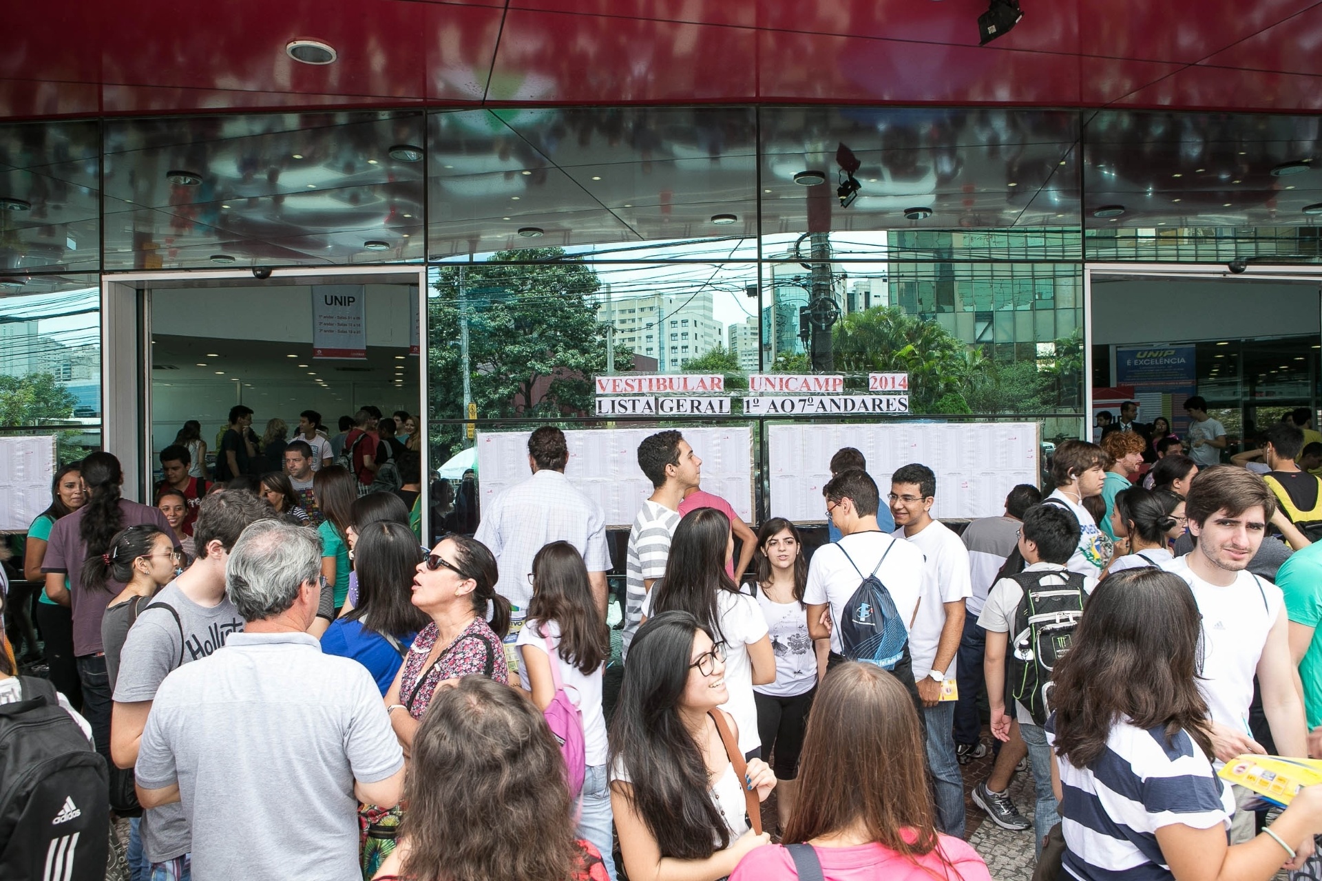 12.jan.2014 - Estudantes aguardam início do primeiro dia da segunda fase do vestibular 2014 da Unicamp (Universidade Estadual de Campinas) neste domingo (12) em local de prova em São Paulo - Rodrigo Capote/UOL
