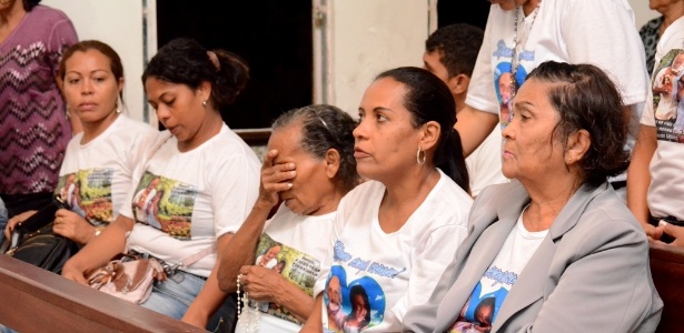 Familiares e amigos lotam a igreja de Nossa Senhora da Consolação, no bairro de Santa Cruz, em São Luís do Maranhão, neste domingo (12) - Beto Macário/UOL