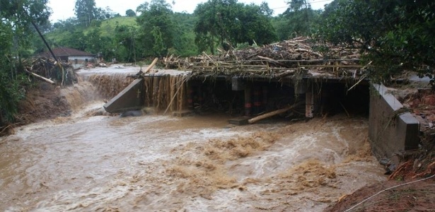 Ao menos oito pessoas morreram após a inundação que destruiu parcialmente a cidade de Itaoca - Ivan Edson/Divulgação