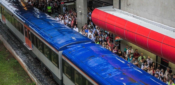 Passageiros aguardam o embarque na estação de trem que liga a cidade de São Paulo à região do Grande ABC - Taba Benedicto/Futura Press/Estadão Conteúdo