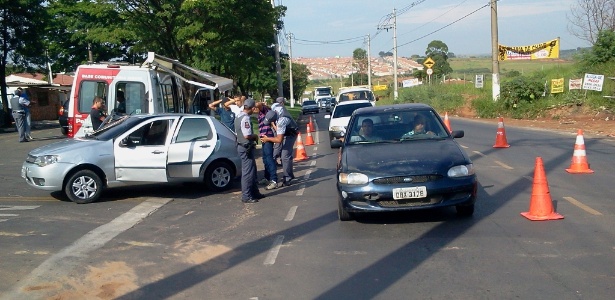 Polícia Militar faz blitz na avenida Ruy Rodrigues, em Campinas (SP), à procura de suspeitos de homicídios que aconteceram na madrugada desta segunda - Dorinaldo Oliveira/AAN/Correio Popular