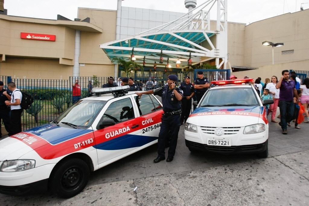 14.dez.2013 - "Rolezinho" no shopping Internacional Guarulhos (Grande SP) terminou em tumulto e com mais de 20 detidos. O encontro dos jovens foi marcado nas redes sociais - Robson Ventura/Folhapress