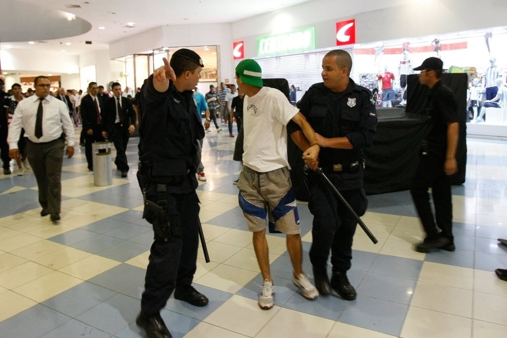 14.dez.2013 - "Rolezinho" no shopping Internacional Guarulhos (Grande SP) terminou em tumulto e com mais de 20 detidos. O encontro dos jovens foi marcado nas redes sociais - Robson Ventura/Folhapress