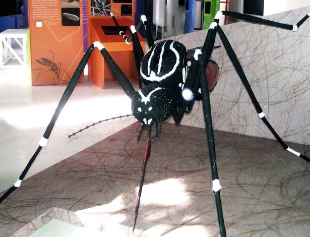 Na entrada da exposição Dengue, no Museu da Vida no Rio de Janeiro, o visitante se depara com a escultura de um mosquito de mais de dois metros - Haendel Gomes/Fiocruz