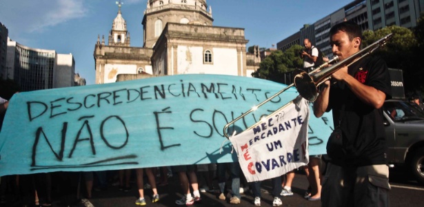 14.jan.2014 - Alunos das Universidade Gama Filho e UniverCidade realizaram protesto no Rio de Janeiro - Ariel Subirá/Futura Press/Estadão Conteúdo