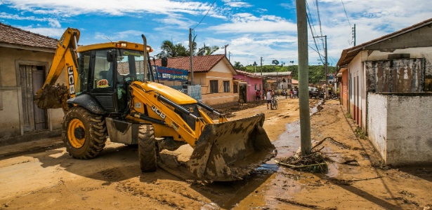 Cidades vizinhas disponibilizaram caminhões e retroescavadeiras para auxiliar na limpeza de Itaoca (SP) - Edson Lopes Jr./Divulgação