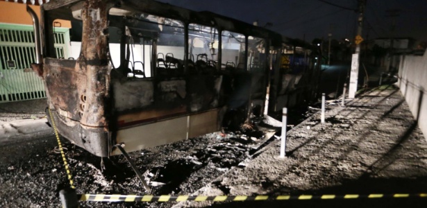 Criminosos incendiaram ônibus no Capão Redondo, na zona sul da capital, na noite de segunda-feira (13) - Marcos Bezerra/Futura Press/Estadão Conteúdo