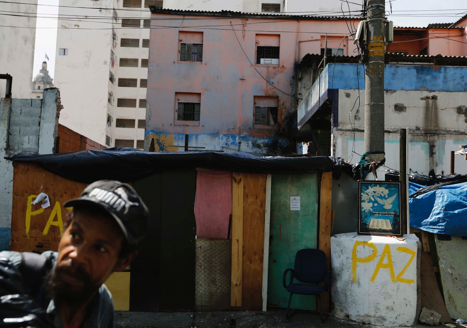 14.jan.2014 - Um homem caminha próximo a um barraco, no bairro da Luz, região central de São Paulo, em local conhecido como Cracolândia, nesta terça-feira (14). 14.jan.2014 - A prefeitura iniciou nesta terça-feira (14) a retirada barracos erguidos na calçada da alameda Dino Bueno. Os sem-teto deixaram o local pacificamente e estão sendo levados para um hotel na esquina da Dino Bueno com a rua Helvétia. A operação estava marcada para amanhã, mas foi antecipada porque, sabendo que seriam removidos, os próprios sem-teto iniciaram o desmonte dos barracos nesta manhã. A ação faz parte do programa Operação Trabalho, que prevê o pagamento de R$ 15 por dia aos usuários em troca de quatro horas de trabalho, mais duas horas de requalificação profissional - Nacho Doce/Reuters