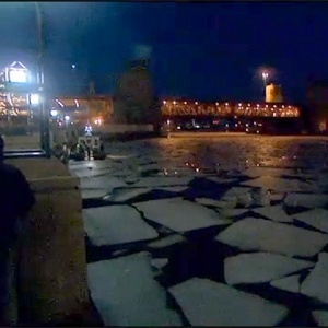 Rio Chicago, onde o aparelho caiu e jovens mergulharam, tem placas de gelo na superfície  - Reprodução/CBS