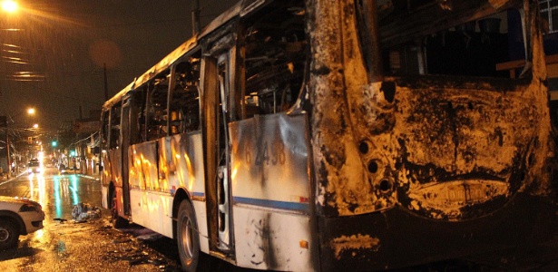 Moradores queimaram um ônibus em protesto pelas casas destelhadas devido à chuva, segundo a polícia - Marcelo Camargo/Futura Press/Estadão Conteúdo