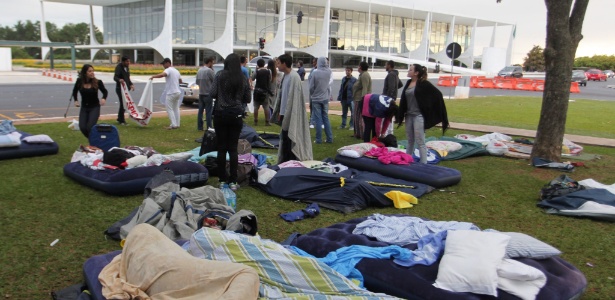 16.jan.2014 - Estudantes da Gama Filho acampam em frente ao Palácio do Planalto e pedem para falar com a presidente Dilma  - Ailton de Freitas/Agência O Globo