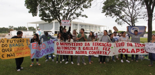 16.jan.2014 - Alunos da Universidade Gama Filho se mobilizam contra fechamento da universidade durante protesto em frente ao Palácio do Planalto - Ailton de Freitas/Agência O Globo