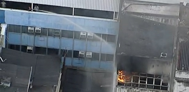 Bombeiros combatem incêndio em prédio na travessa do Ouvidor, no centro do Rio - Reprodução/TV Globo